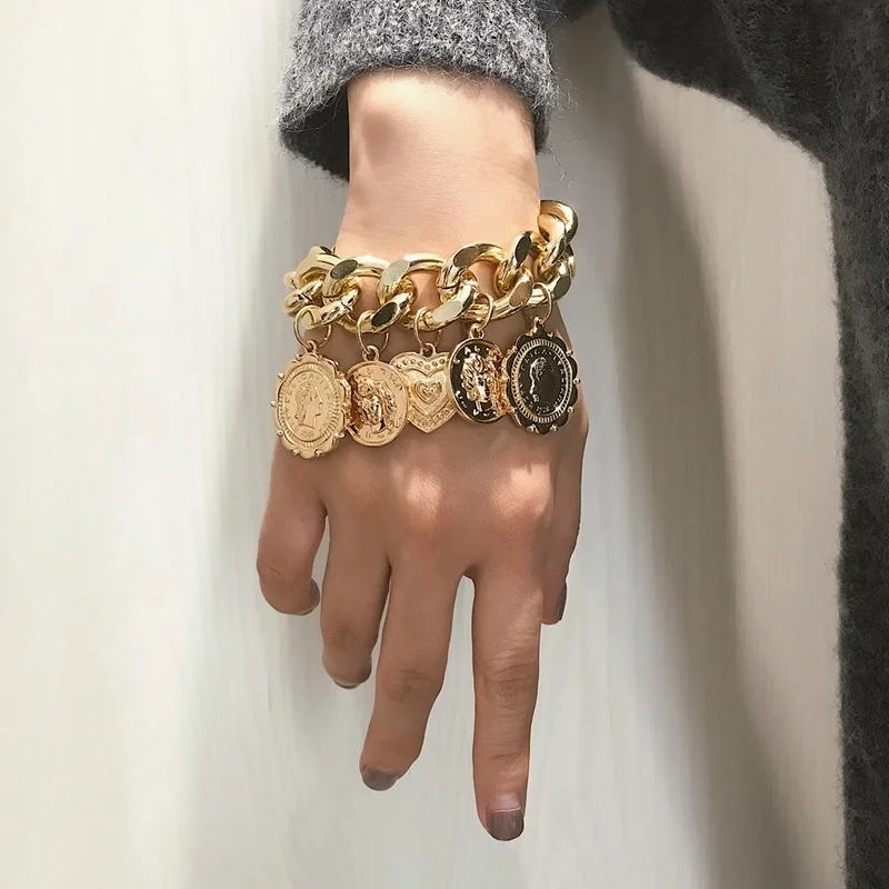 Cuban Chain Bracelet Women's Bracelet New Fashion Metal Five Round Embossed Pendant Bracelet Accessories Party Jewelry
Cuban Chain Bracelet Women's Bracelet New Fashion Metal Five Round Embossed Pendant Bracelet Accessories Party Jewelry