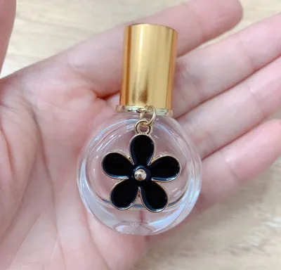 10pcs/lot 10ml 12ml 15ml Perfume Roll on Bottle with Flower pendant Ball Roller Essential Oil Vials Thin Glass
10pcs/lot 10ml 12ml 15ml Perfume Roll on Bottle with Flower pendant Ball Roller Essential Oil Vials Thin Glass