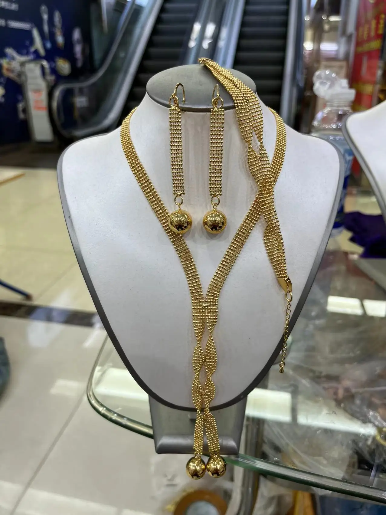 Dubai Gold Wedding Jewelry Set for Women Crystal Earrings and Necklace Set for Women Gift
Dubai Gold Wedding Jewelry Set for Women Crystal Earrings and Necklace Set for Women Gift