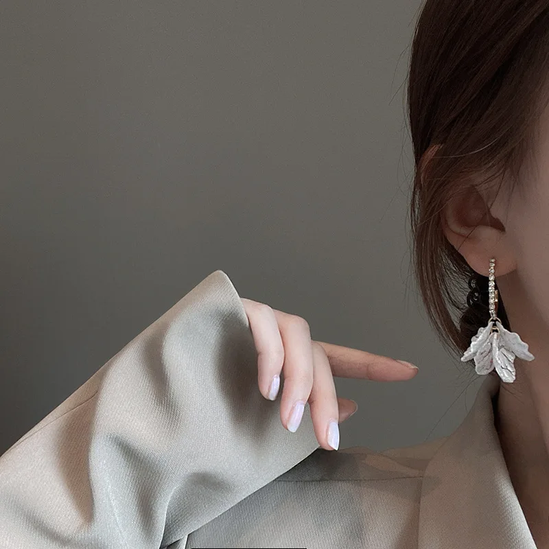 

South Korea's New Pop Noble And Elegant Petal Ear Stud Earrings Female Simple Fashion Ins Wind Sweet Joker Earring Cute Ear Nail