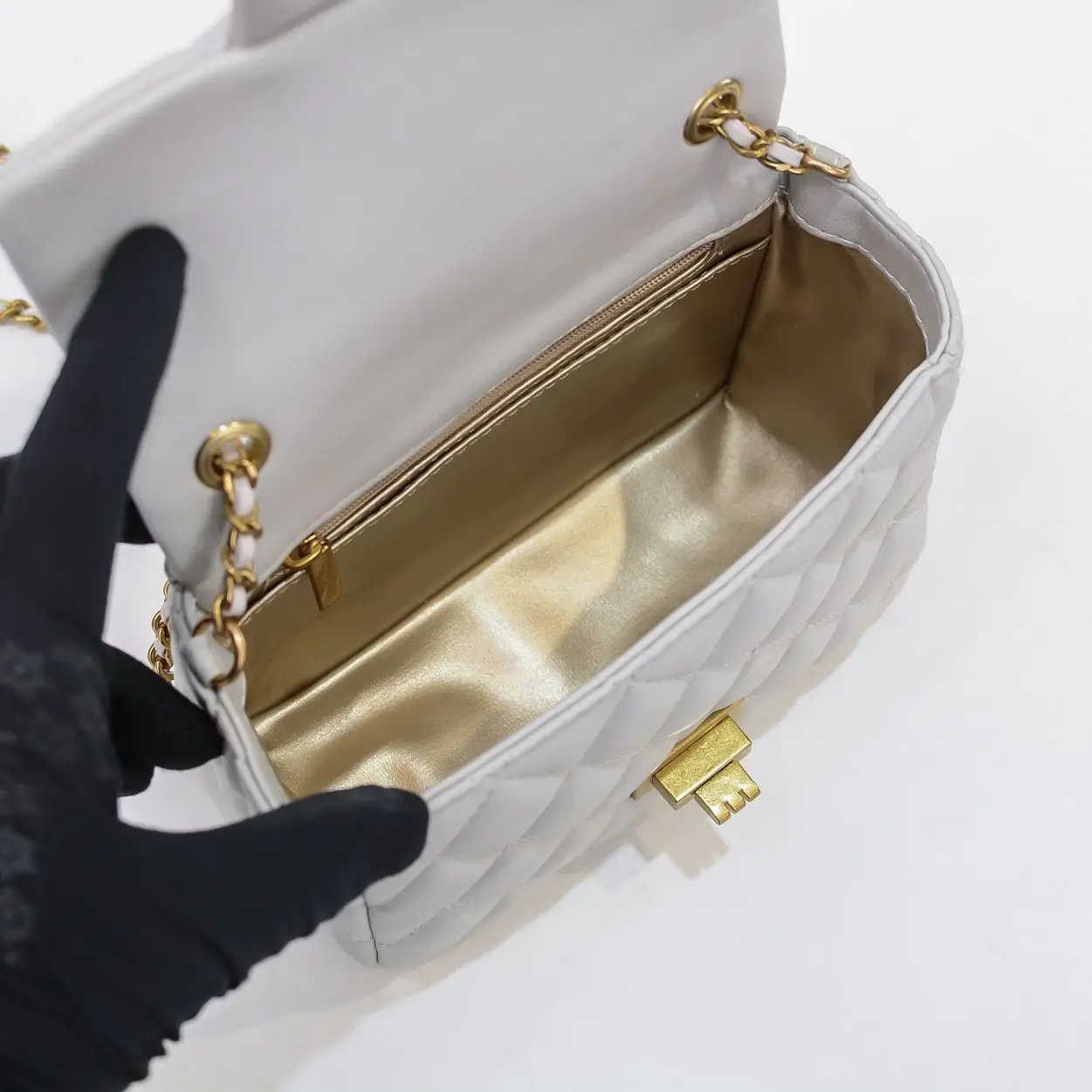 Golden ball chain adjustment classic texture is very good female crossbody bag 2021 new fashion one-shoulder bag
Golden ball chain adjustment classic texture is very good female crossbody bag 2021 new fashion one-shoulder bag