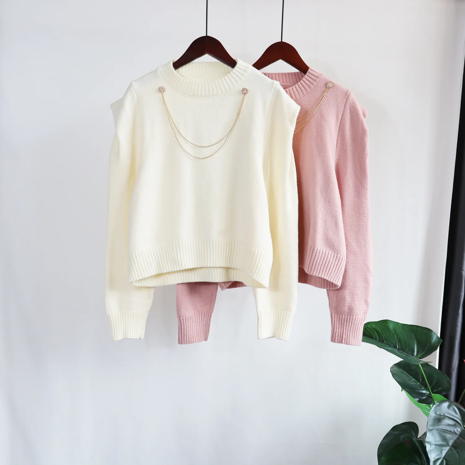 High sense chain decoration round neck sweater women's autumn and winter 2021 New Fashion Top niche sweet sweater trend
High sense chain decoration round neck sweater women's autumn and winter 2021 New Fashion Top niche sweet sweater trend