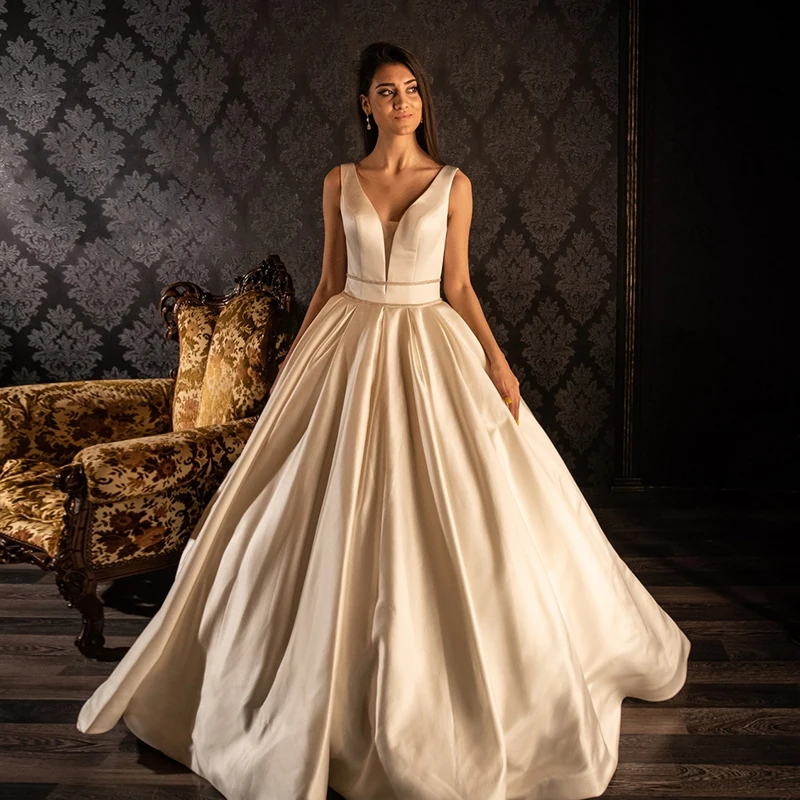 Vintage Ball Gown Wedding Dresses Soft Satin Beach Bridal Gowns V-neck Sleeveless Prom Party Gowns Lace Up Back Vestido De Novia
Vintage Ball Gown Wedding Dresses Soft Satin Beach Bridal Gowns V-neck Sleeveless Prom Party Gowns Lace Up Back Vestido De Novia