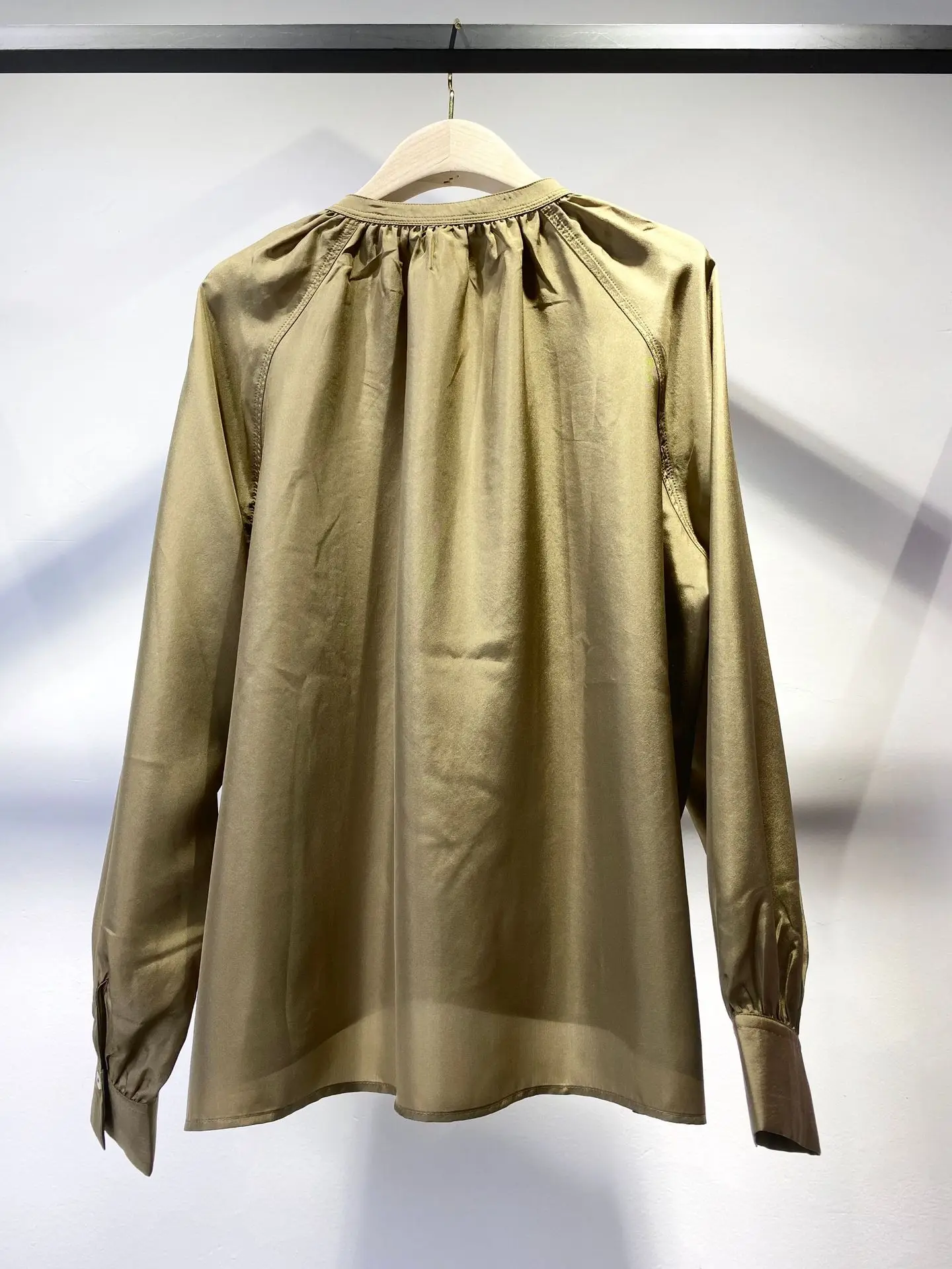 Spring And Summer Silk Blouse Women V Neck Lantern Sleeve Office Lady Career Solid Color Shirt
Spring And Summer Silk Blouse Women V Neck Lantern Sleeve Office Lady Career Solid Color Shirt