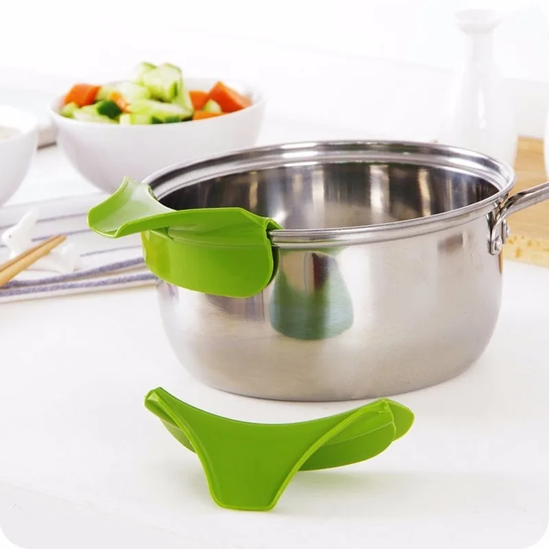 Creative Silicone Liquid Funnel Anti-spill Slip On Pour Soup Spout Funnel for Pots Pans and Bowls and Jars Kitchen Gadget Tools
Creative Silicone Liquid Funnel Anti-spill Slip On Pour Soup Spout Funnel for Pots Pans and Bowls and Jars Kitchen Gadget Tools