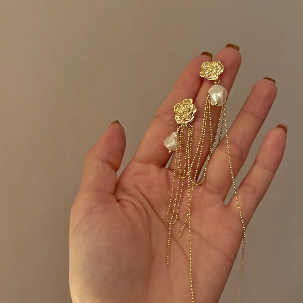 French Style Rose Killer Metal Baroque Earrings Retro Pearl Flower Tassel Earrings Female Earrings Jewelry Shows Small Face
French Style Rose Killer Metal Baroque Earrings Retro Pearl Flower Tassel Earrings Female Earrings Jewelry Shows Small Face