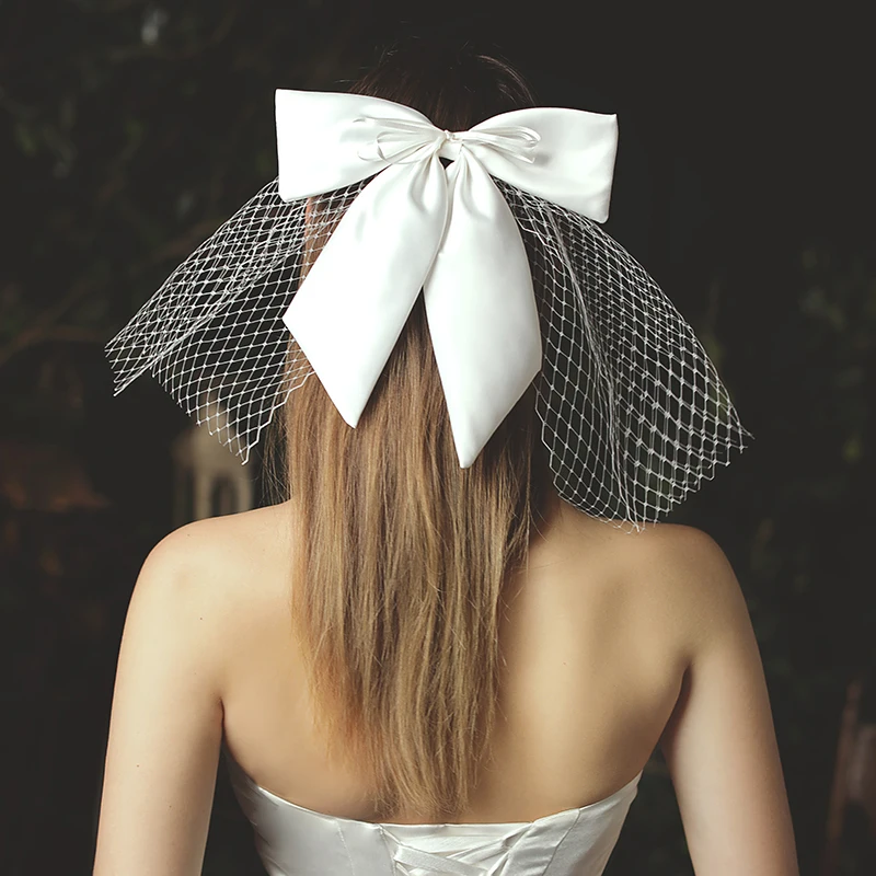 V715 Simple Short Bridal Veil Big Eyes Mesh Cut Edge White Wedding Veil with Satin Bowknot for Bride
V715 Simple Short Bridal Veil Big Eyes Mesh Cut Edge White Wedding Veil with Satin Bowknot for Bride