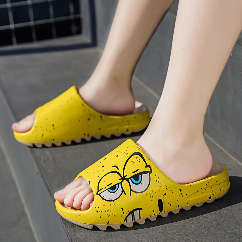 2021 Luxury Flat Slides Men Shoes Slippers Indoor House Slippers Graffiti Casual Beach Slipper EVA Quality Cartoon Shoes Sandals
2021 Luxury Flat Slides Men Shoes Slippers Indoor House Slippers Graffiti Casual Beach Slipper EVA Quality Cartoon Shoes Sandals