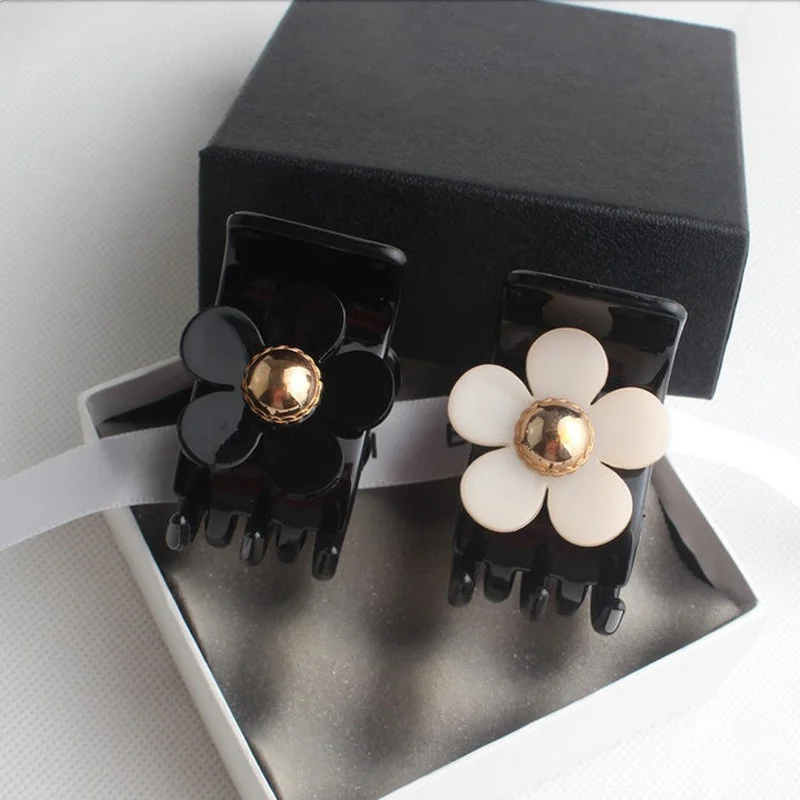 Fashion Flower Women Hair Clips Luxury Black White Small HairClip Barrette Girls Sweet Hairpins Crab Clips Hair Accessories
Fashion Flower Women Hair Clips Luxury Black White Small HairClip Barrette Girls Sweet Hairpins Crab Clips Hair Accessories