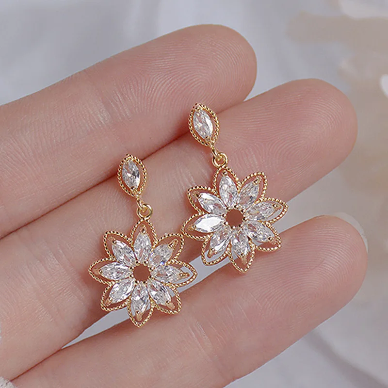 Exquisite Gold Plated 2021 Korean Flower Earrring for Women Shining AAA Zircon Stud Earring Charm Women Romantic Wedding Jewelry
Exquisite Gold Plated 2021 Korean Flower Earrring for Women Shining AAA Zircon Stud Earring Charm Women Romantic Wedding Jewelry