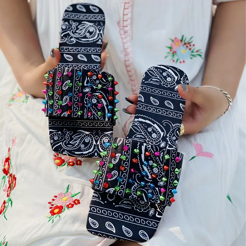 LITTHING Summer Women's New Totem Print Color Pointed Rivet Flat Beach Sandals Versatile Home Durable Leisure Non-slip Slippers
LITTHING Summer Women's New Totem Print Color Pointed Rivet Flat Beach Sandals Versatile Home Durable Leisure Non-slip Slippers