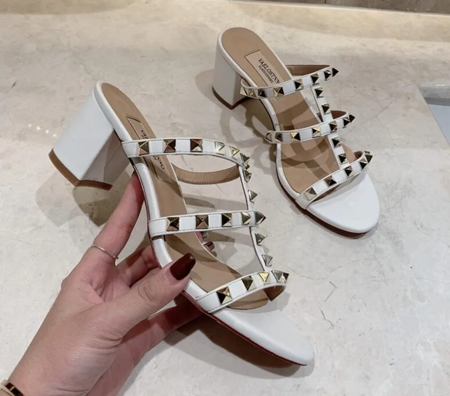 2021 Summer Woman Heel 6cm Slippers Designer Shoes Luxury Wedding V LOGO Brand Slipper 6cm Square Heel Rivets Sandals V Dust Bag
2021 Summer Woman Heel 6cm Slippers Designer Shoes Luxury Wedding V LOGO Brand Slipper 6cm Square Heel Rivets Sandals V Dust Bag