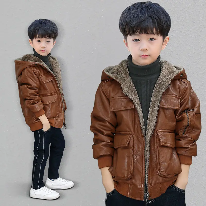 Зимнее кожаное пальто для маленьких мальчиков, однотонные теплые куртки с капюшоном, пальто, детская одежда, утепленная верхняя одежда на молнии из овечьей шерсти 
Зимнее кожаное пальто для маленьких мальчиков, однотонные теплые куртки с капюшоном, пальто, детская одежда, утепленная верхняя одежда на молнии из овечьей шерсти