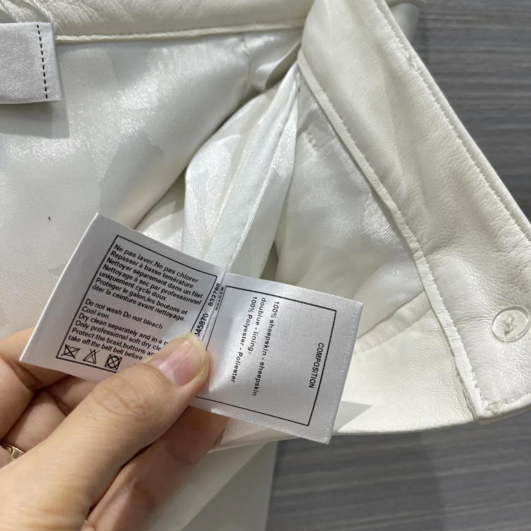 Luxury 100% Sheepskin Shorts for Women Summer New 2021 Contrast Hem Shorts High-end Brand 3D Cut High Waist White Leather Shorts
Luxury 100% Sheepskin Shorts for Women Summer New 2021 Contrast Hem Shorts High-end Brand 3D Cut High Waist White Leather Shorts