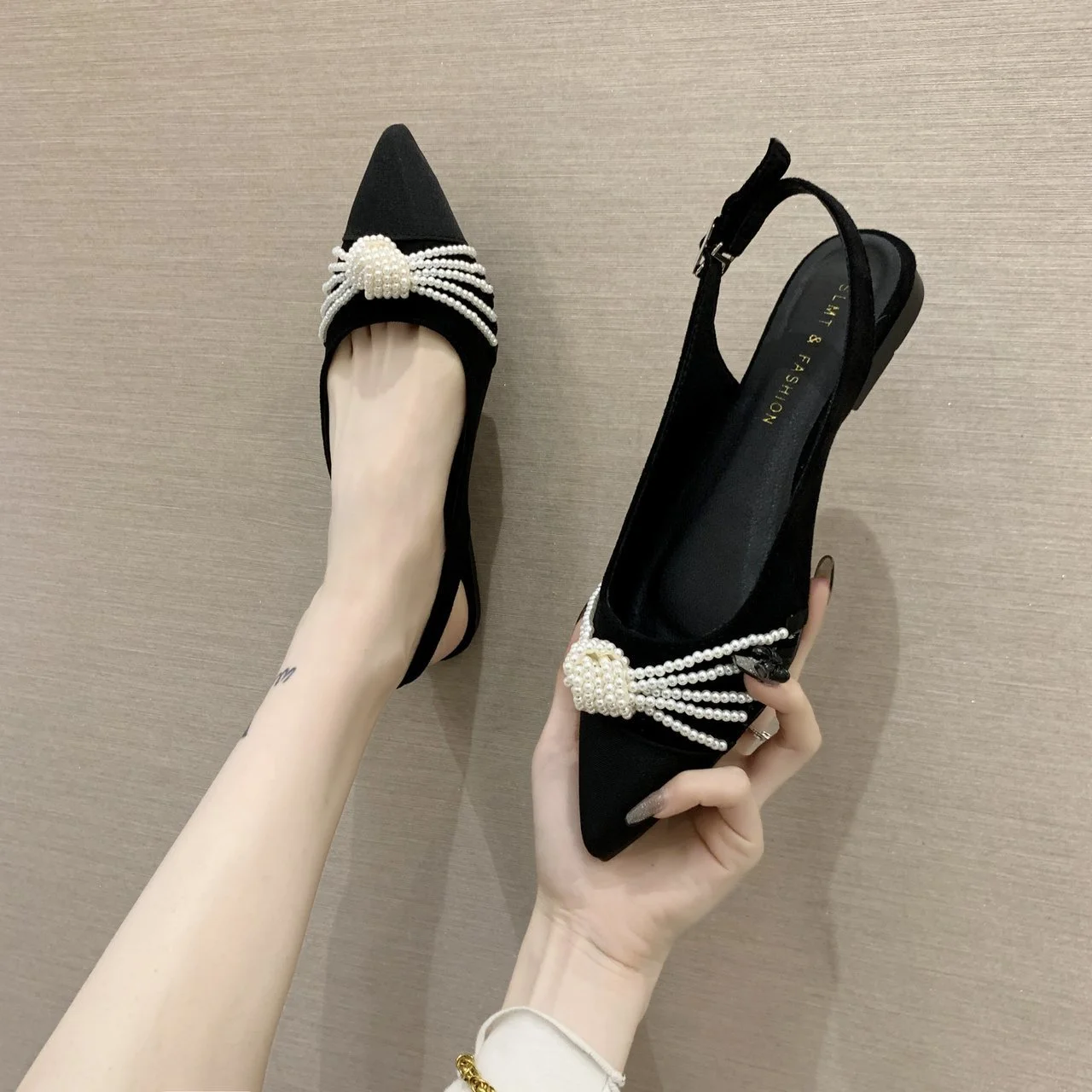 Туфли женские с острым носком, сандалии с бантом и жемчугом, универсальные, Повседневная модная обувь на плоской подошве, корейский стиль, л...
Туфли женские с острым носком, сандалии с бантом и жемчугом, универсальные, Повседневная модная обувь на плоской подошве, корейский стиль, л...