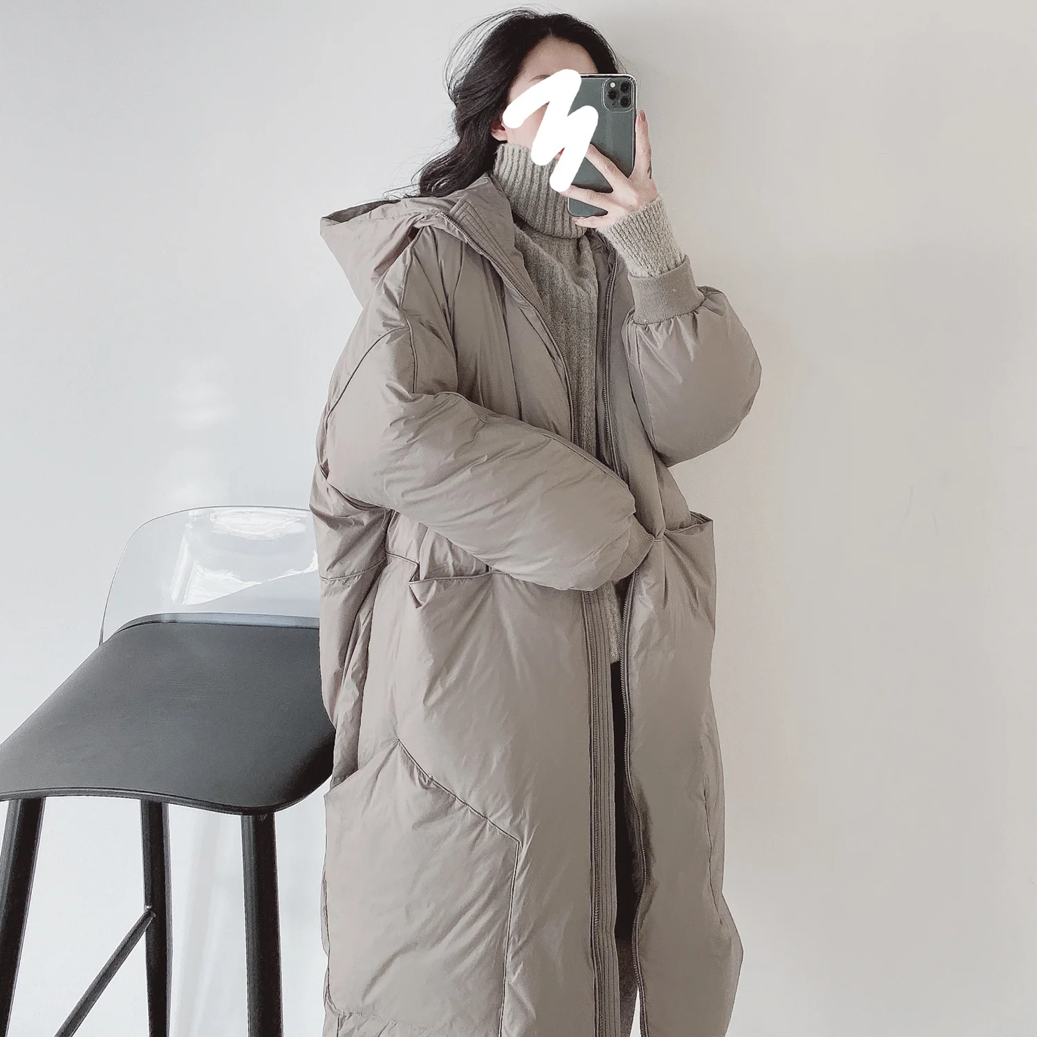 Korean version hooded simple outline large pocket women's white duck down thickened down jacket
Korean version hooded simple outline large pocket women's white duck down thickened down jacket