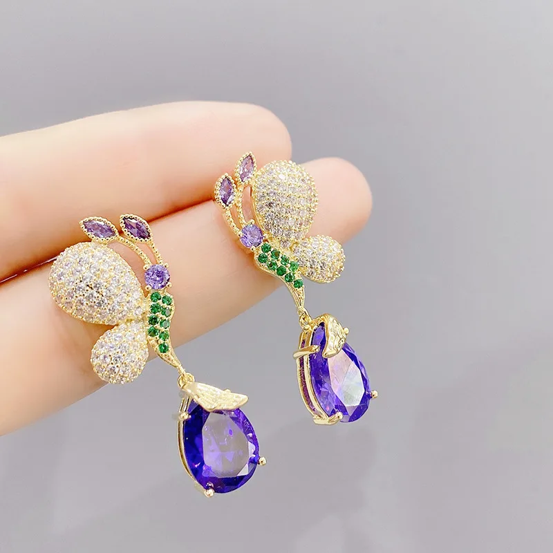 Korean Style Fashionable Statement Butterfly Earrings for Women Shining Cubic Zirconia Dangle Earring Water Drop Ear Studs
Korean Style Fashionable Statement Butterfly Earrings for Women Shining Cubic Zirconia Dangle Earring Water Drop Ear Studs