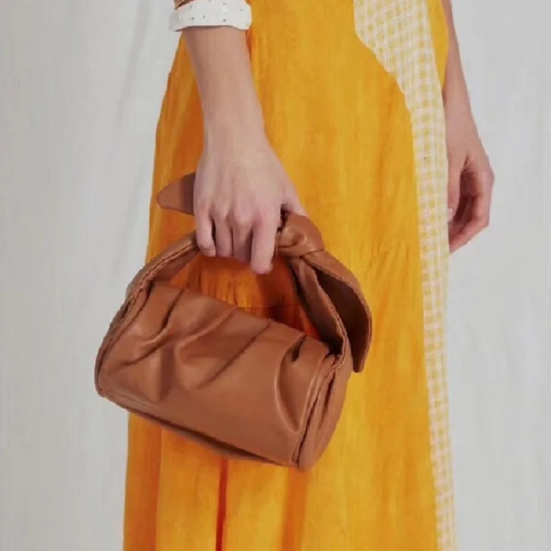 Solid color true Leather Clouds Crossbody Bags For Women 2020 Fashion Shoulder Messenger Bag Lady Travel Handbags
Solid color true Leather Clouds Crossbody Bags For Women 2020 Fashion Shoulder Messenger Bag Lady Travel Handbags