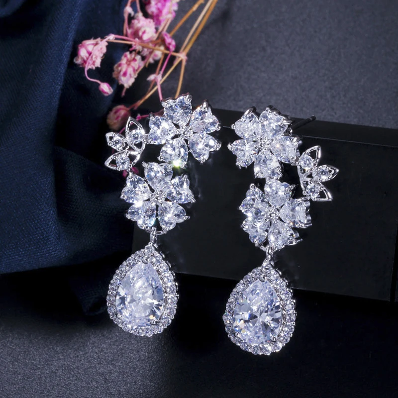 ThreeGraces Sparkling Cubic Zirconia Flower Dangle Drop Earrings for Women New Fashion Wedding Party Jewelry Accessories ER704
ThreeGraces Sparkling Cubic Zirconia Flower Dangle Drop Earrings for Women New Fashion Wedding Party Jewelry Accessories ER704
