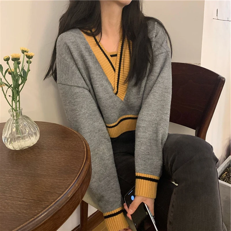 2021 New Autumn Winter Women Loose Design V-neck Short Sweater Contrasting Color Outer Wearing Pullover Fashion Knit Top women
2021 New Autumn Winter Women Loose Design V-neck Short Sweater Contrasting Color Outer Wearing Pullover Fashion Knit Top women