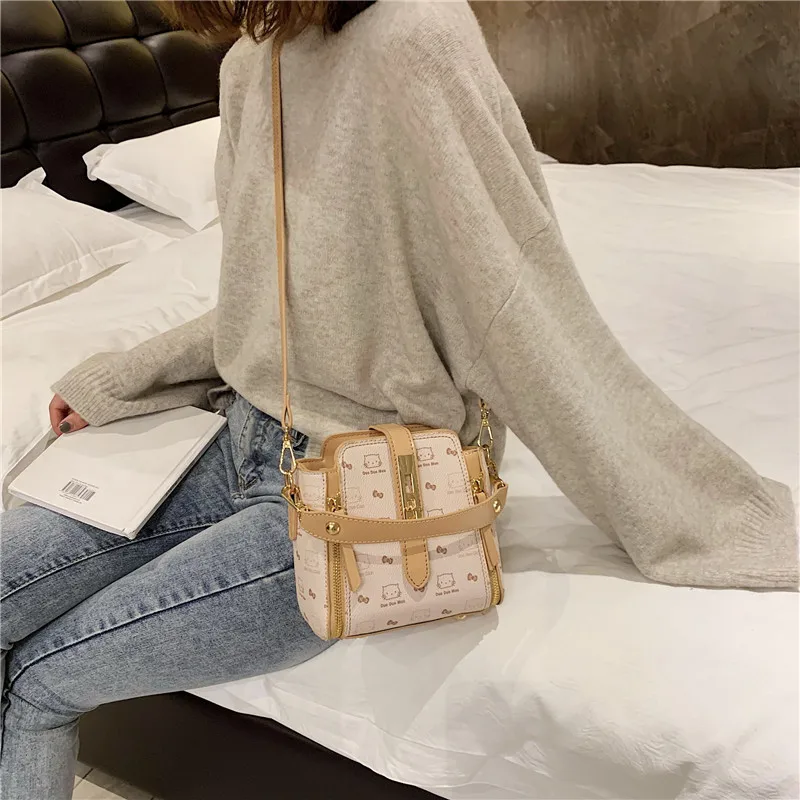 FANTASY 2021 Winter New Trendy Bucket Bags For Women Cat Bow-Knot Pattern Luxury Messenger Shoulder Bag 5 Style Handbag Hot Sale
FANTASY 2021 Winter New Trendy Bucket Bags For Women Cat Bow-Knot Pattern Luxury Messenger Shoulder Bag 5 Style Handbag Hot Sale