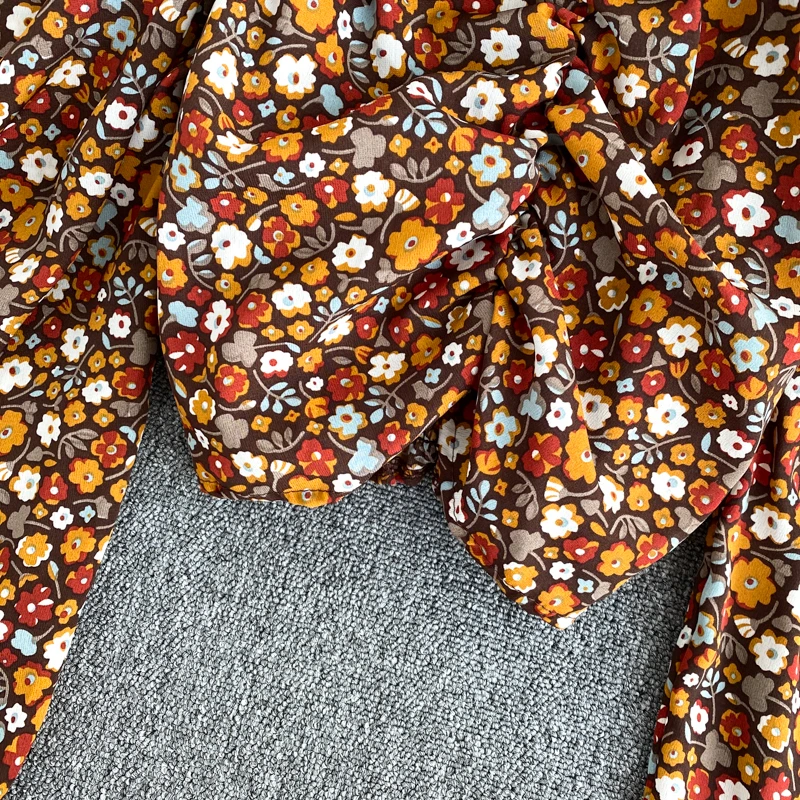 Floral print short blouse vintage style women square collar puff sleeve crop top ruched blouse shirt back elastic female tops
Floral print short blouse vintage style women square collar puff sleeve crop top ruched blouse shirt back elastic female tops