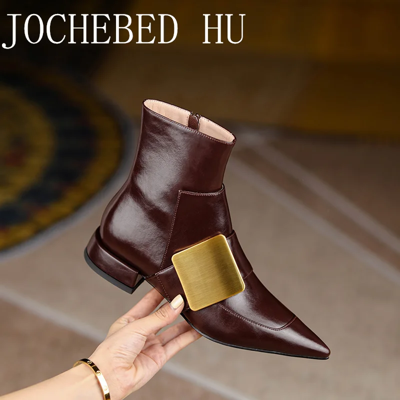 【JOCHEBED HU】2021 Fashion Brand Designer Women Short Ankle Boots Pointed Toe Square Metal Button Decor Female Chelsea Boots
【JOCHEBED HU】2021 Fashion Brand Designer Women Short Ankle Boots Pointed Toe Square Metal Button Decor Female Chelsea Boots