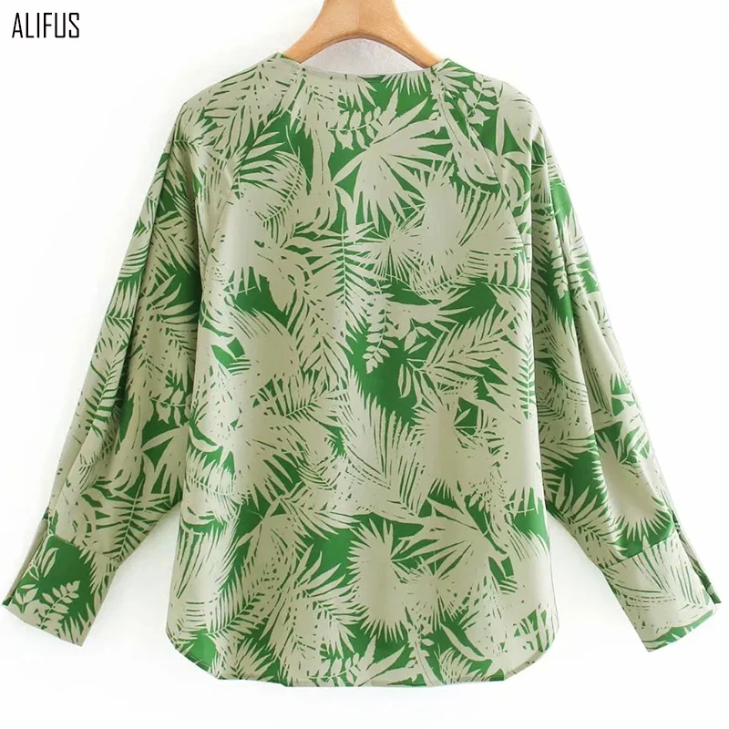 2020 European and American women's autumn vacation style V-neck long-sleeved buttoned cardigan printed loose casual shirt
2020 European and American women's autumn vacation style V-neck long-sleeved buttoned cardigan printed loose casual shirt