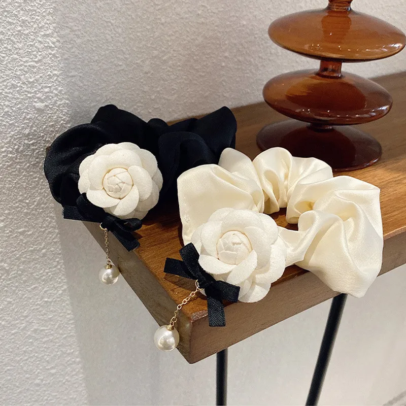ZHUOY Vintage Camellia Hair Accessories for Women Elegant Roseimitation Pearls Autumn Winter Girl New Head Rope Accessories
ZHUOY Vintage Camellia Hair Accessories for Women Elegant Roseimitation Pearls Autumn Winter Girl New Head Rope Accessories