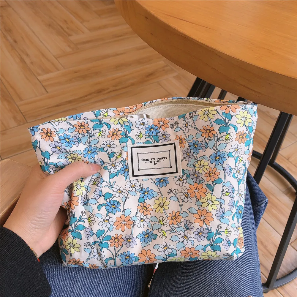 Retro Floral Cosmetic Bag Cotton Fabric Make Up Bag Organizer Women Travel Toiletry Bag Large Capacity Girls Beauty Case Storage
Retro Floral Cosmetic Bag Cotton Fabric Make Up Bag Organizer Women Travel Toiletry Bag Large Capacity Girls Beauty Case Storage