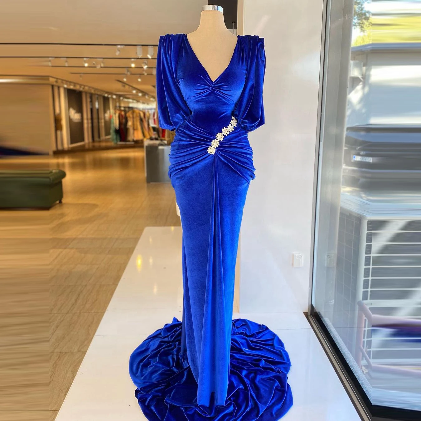 New Elegant Royal Blue Prom Dresses V Neck Lace Flower Puff Long Sleeves With Train Velvet Evening Dressing Gowns For Pageant
New Elegant Royal Blue Prom Dresses V Neck Lace Flower Puff Long Sleeves With Train Velvet Evening Dressing Gowns For Pageant