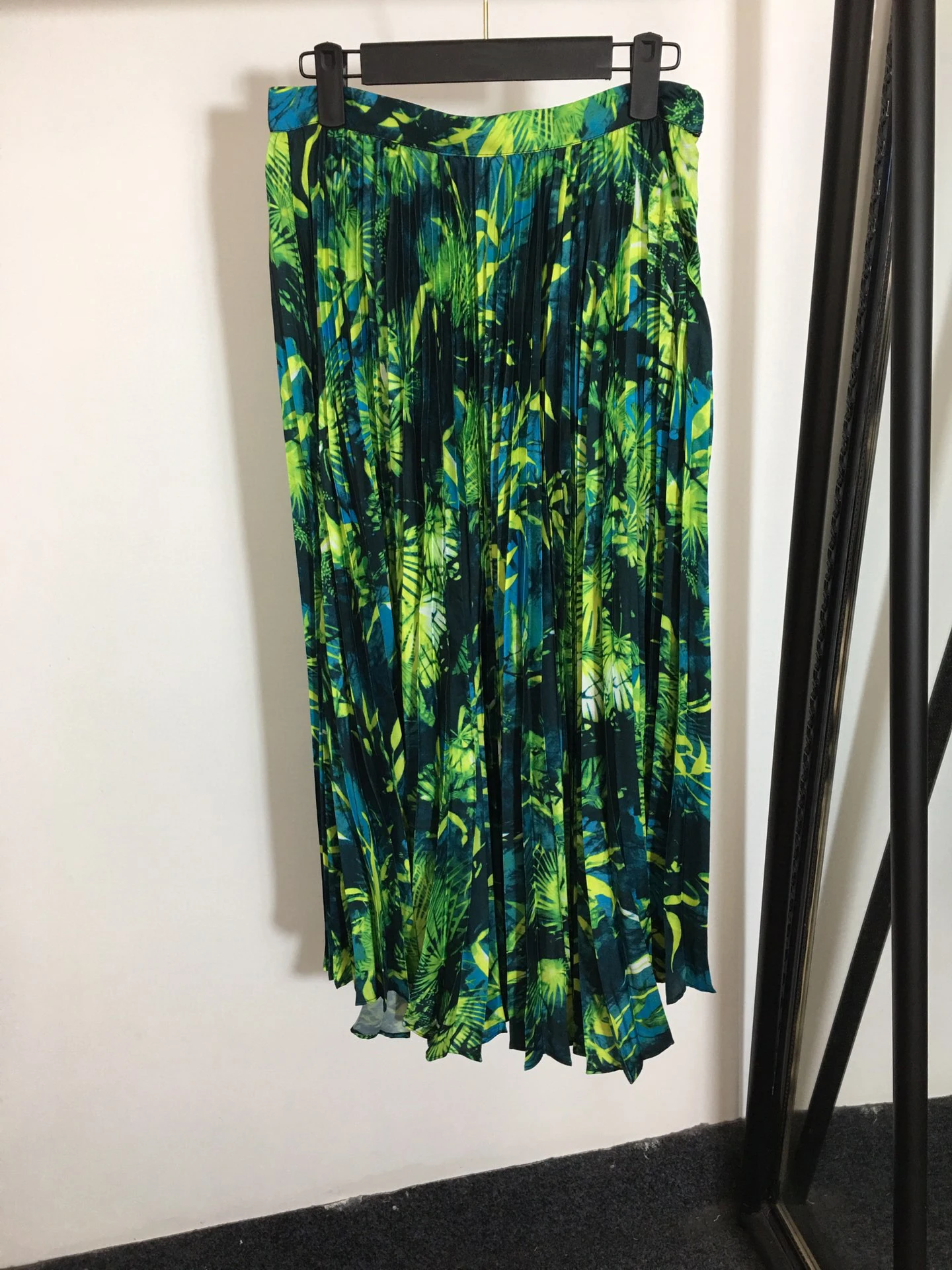 High Quality Luxury Summer Sexy Women Lace Sling Tube Top + Leaf Print High Waist Pleated Skirt 2Pcs Set
High Quality Luxury Summer Sexy Women Lace Sling Tube Top + Leaf Print High Waist Pleated Skirt 2Pcs Set