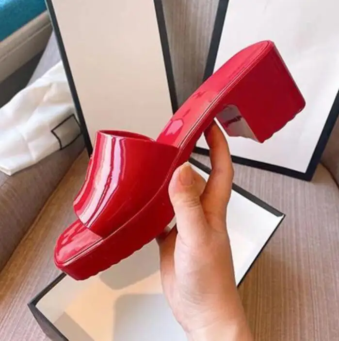 Luxury Designer women sandals rubber-soled slippers square heels the highest quality a variety of colors sizes 35-40
Luxury Designer women sandals rubber-soled slippers square heels the highest quality a variety of colors sizes 35-40