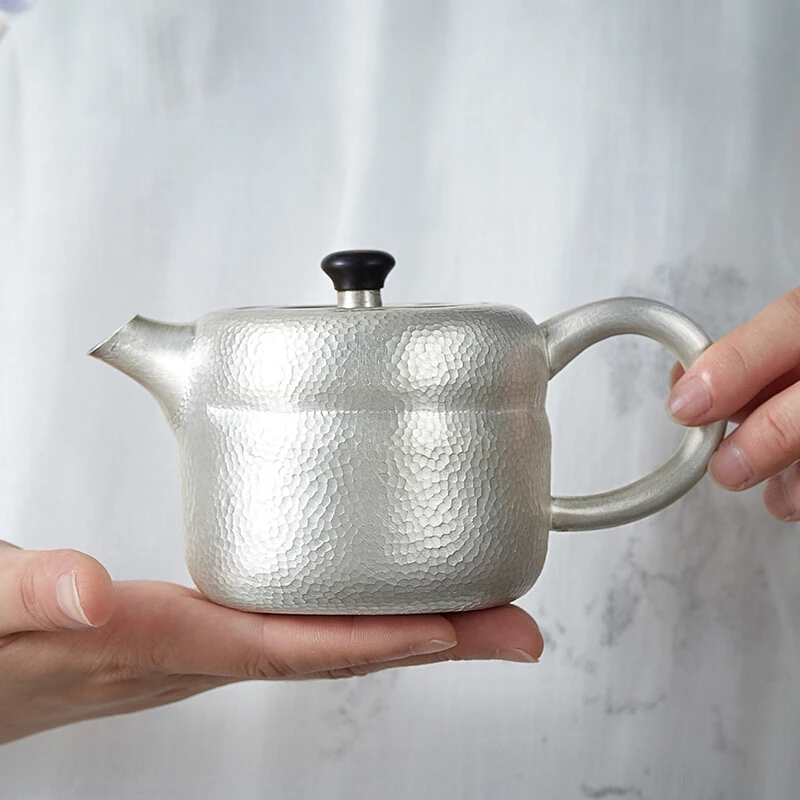 Teapot, S999 sterling silver handmade kettle, Kung Fu tea set, weighing about 265 grams
Teapot, S999 sterling silver handmade kettle, Kung Fu tea set, weighing about 265 grams