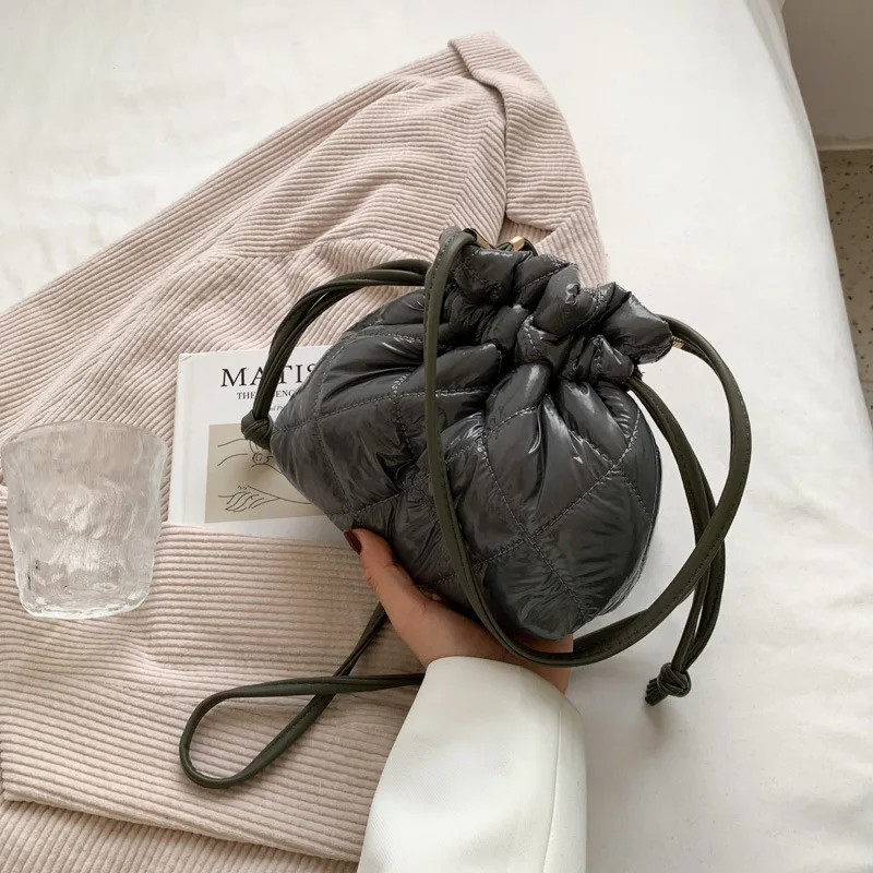 Mini Small Bag 2021 Winter New Bucket Fu Retro Fashion Drawstring Cloud Bag Single Shoulder Messenger Bag Female
Mini Small Bag 2021 Winter New Bucket Fu Retro Fashion Drawstring Cloud Bag Single Shoulder Messenger Bag Female