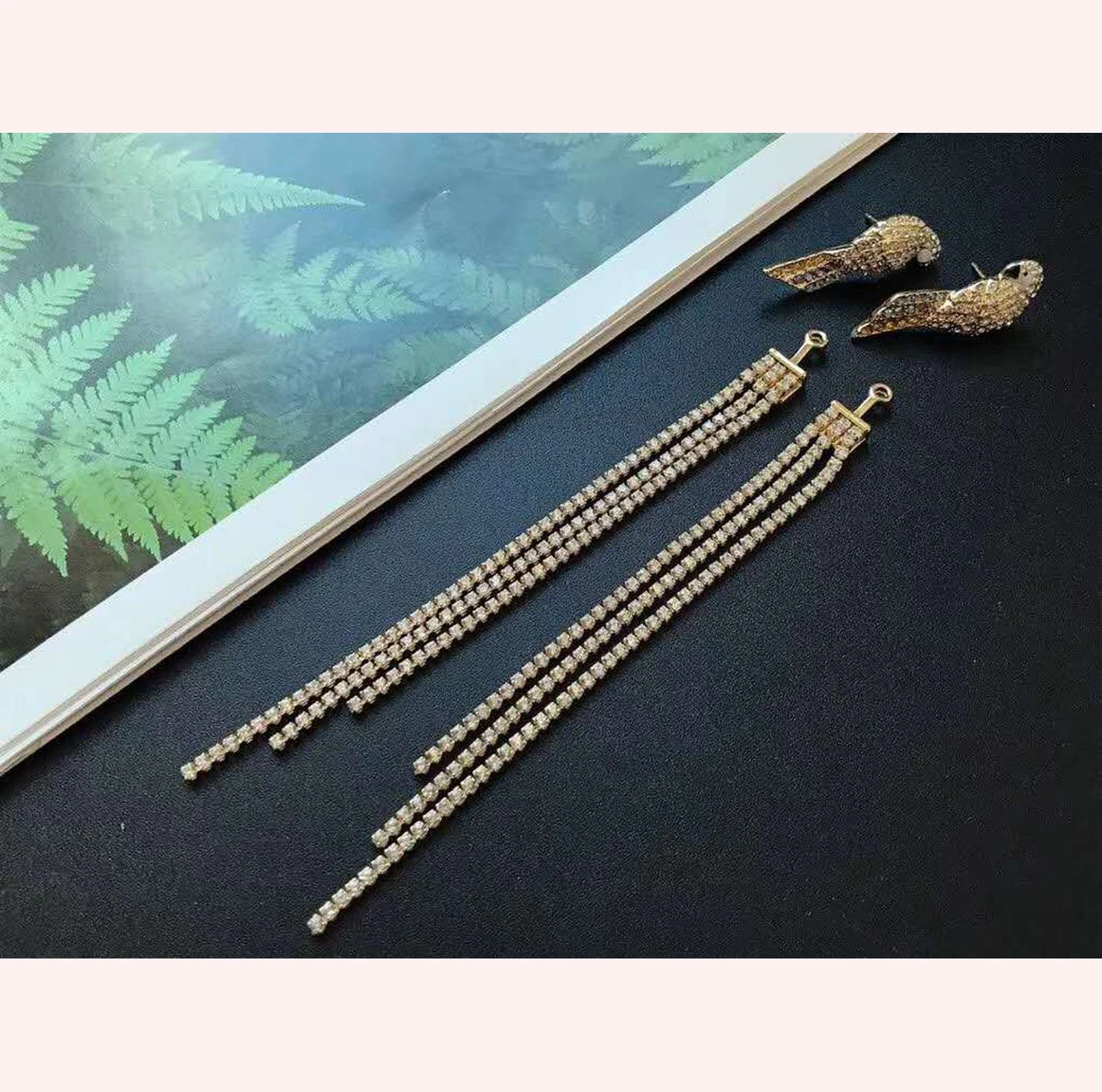 SWA High Quality New Style. Lovely Tassel Parrot Earrings, Detachable Earrings Charming Fashion Jewelry
SWA High Quality New Style. Lovely Tassel Parrot Earrings, Detachable Earrings Charming Fashion Jewelry