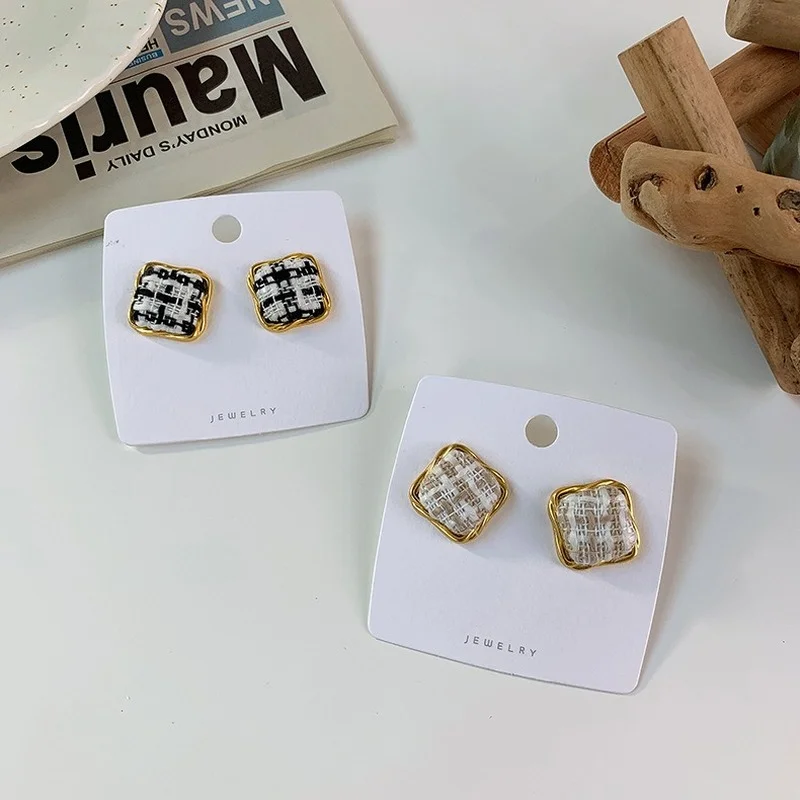 Square Lattice Earrings Female Fabric Metal Frame Checkerboard Autumn and Winter Earrings Temperament Fashion Earrings
Square Lattice Earrings Female Fabric Metal Frame Checkerboard Autumn and Winter Earrings Temperament Fashion Earrings