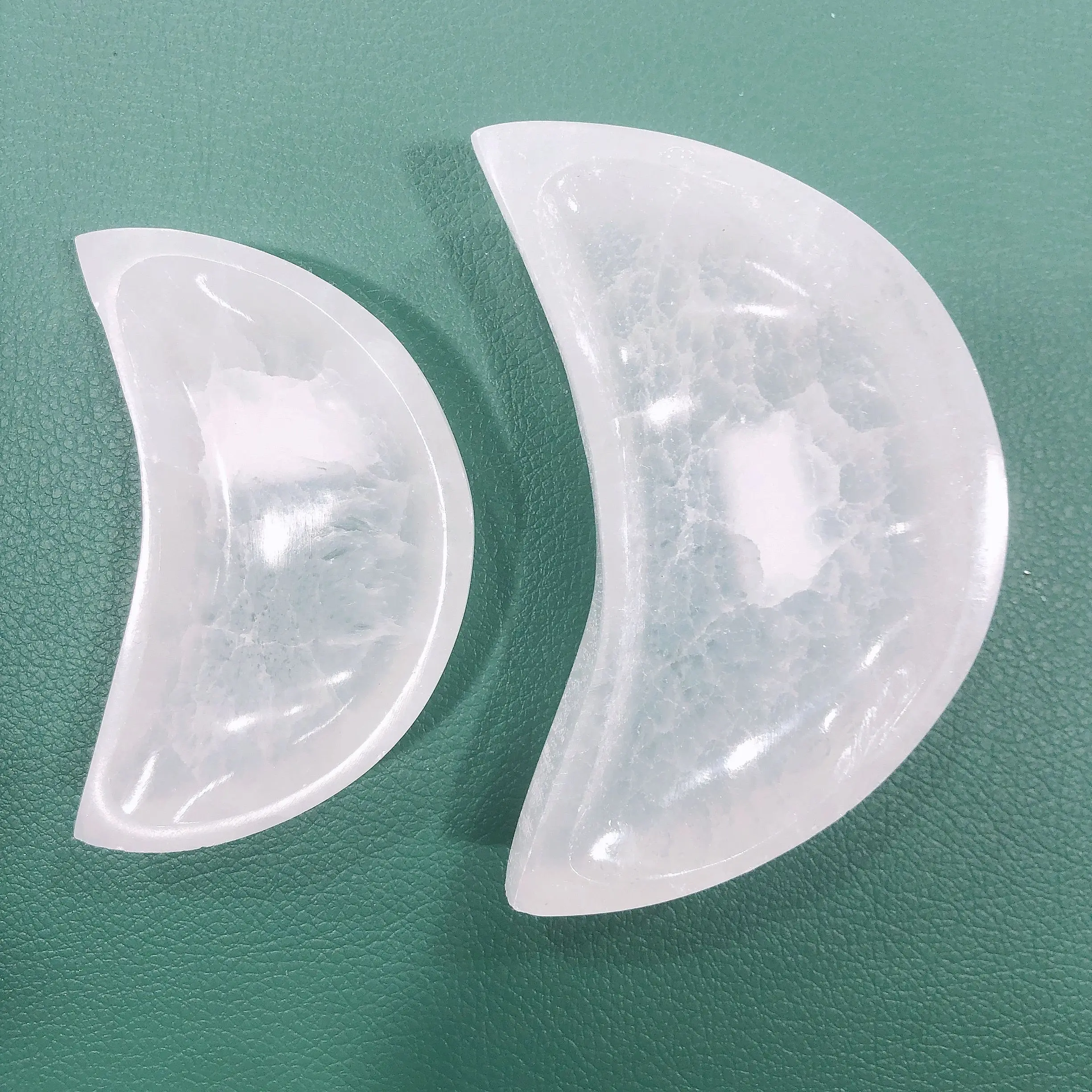 Natural Crystal Quartz Selenite Moon Shape Bowl Energy Reiki Stone Home Aquarium Decoration Accessories Gemstone
Natural Crystal Quartz Selenite Moon Shape Bowl Energy Reiki Stone Home Aquarium Decoration Accessories Gemstone