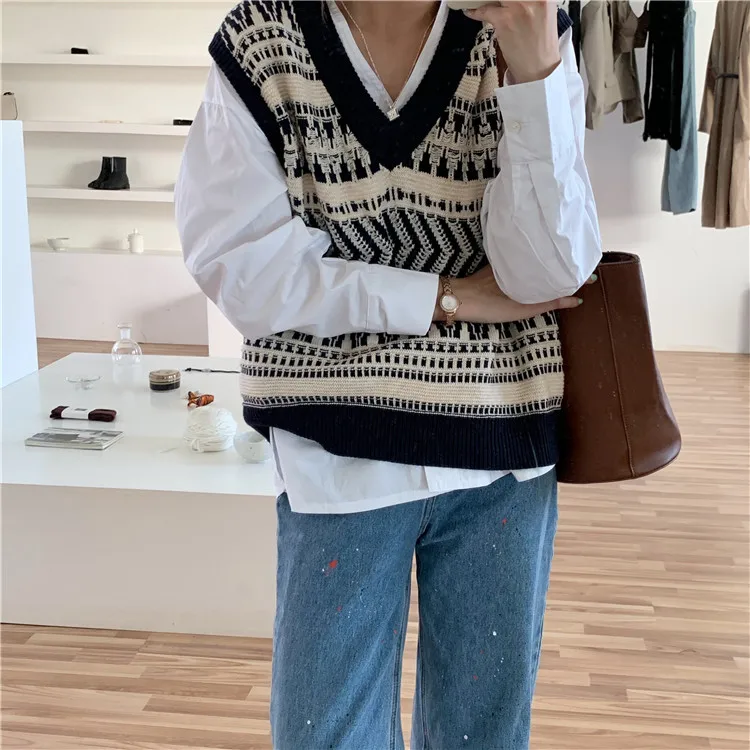 Striped Loose Knitted V-neck Vest Sweater for Woman Autumn Winter Vintage Knitwear Harajuku Designer Luxury Female Clohing
Striped Loose Knitted V-neck Vest Sweater for Woman Autumn Winter Vintage Knitwear Harajuku Designer Luxury Female Clohing