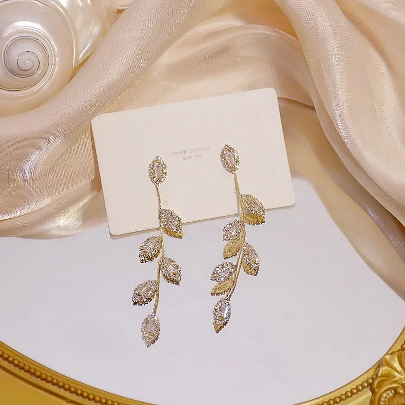 Shining zircon leaf tassel earrings elegant and versatile European and American ladies fashion earrings jewelry
Shining zircon leaf tassel earrings elegant and versatile European and American ladies fashion earrings jewelry