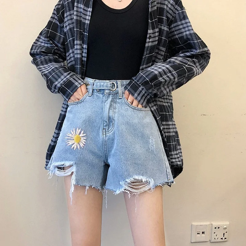 Irregular Preppy Solid Streetwear Wide Leg Jeans Shorts 2021 Summer Women Sweet High Waist Diasy Embroidery Blue Denim Shorts 
Irregular Preppy Solid Streetwear Wide Leg Jeans Shorts 2021 Summer Women Sweet High Waist Diasy Embroidery Blue Denim Shorts