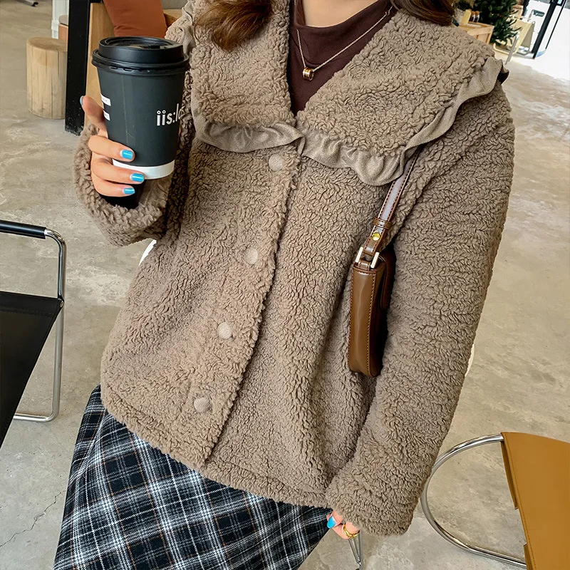 Winter New Women's Doll Collar Plus Size Single-breasted Plump Girls Loose Leisure Splicing Versatile Sweet Lamb Wool Short Coat
Winter New Women's Doll Collar Plus Size Single-breasted Plump Girls Loose Leisure Splicing Versatile Sweet Lamb Wool Short Coat