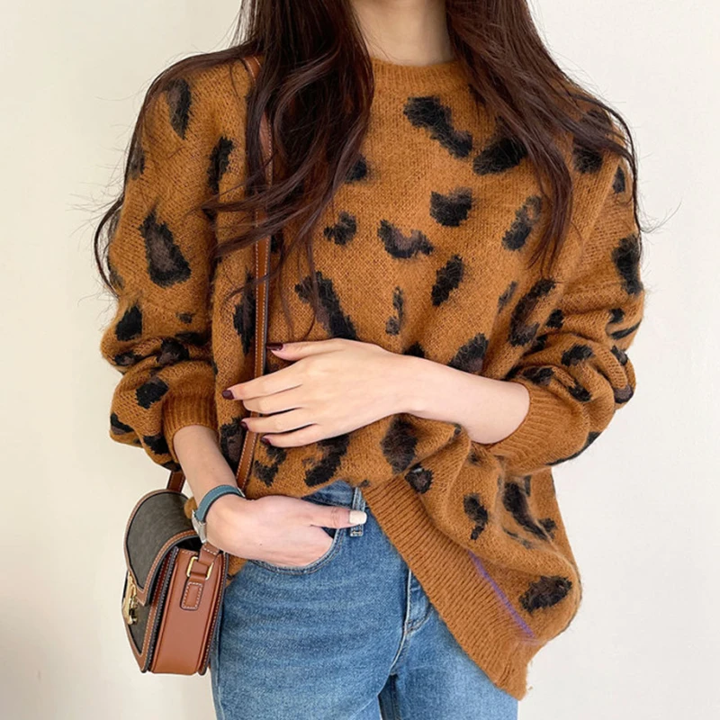 Autumn Winter Retro Lazy Leopard Print Sweater Women Round Neck Pullover Loose Mohair Long-sleeved Kniied Sweater Streetwear Top
Autumn Winter Retro Lazy Leopard Print Sweater Women Round Neck Pullover Loose Mohair Long-sleeved Kniied Sweater Streetwear Top