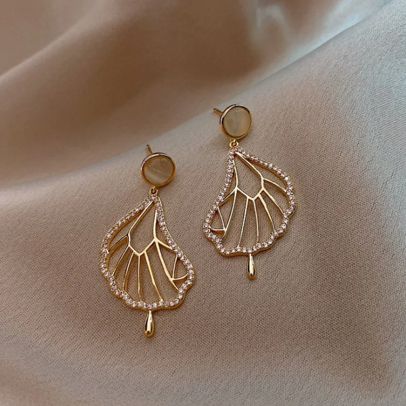 Retro Leaf Pendant Alloy Earrings for Women jewelry 2021