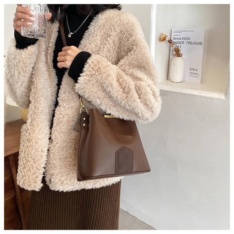 Womens Famous Luxury Handbags Over The Shoulder Bag 2021 Female Crossbody Beautiful Bag for Women Simple Black Designer Lady
Womens Famous Luxury Handbags Over The Shoulder Bag 2021 Female Crossbody Beautiful Bag for Women Simple Black Designer Lady