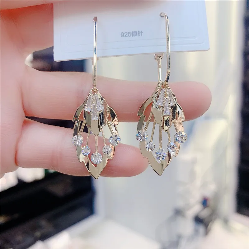 Summer ladies leaf pendant alloy earrings ladies jewelry retro personality Fashion Simple 2021 trend New Earrings jewelry
Summer ladies leaf pendant alloy earrings ladies jewelry retro personality Fashion Simple 2021 trend New Earrings jewelry