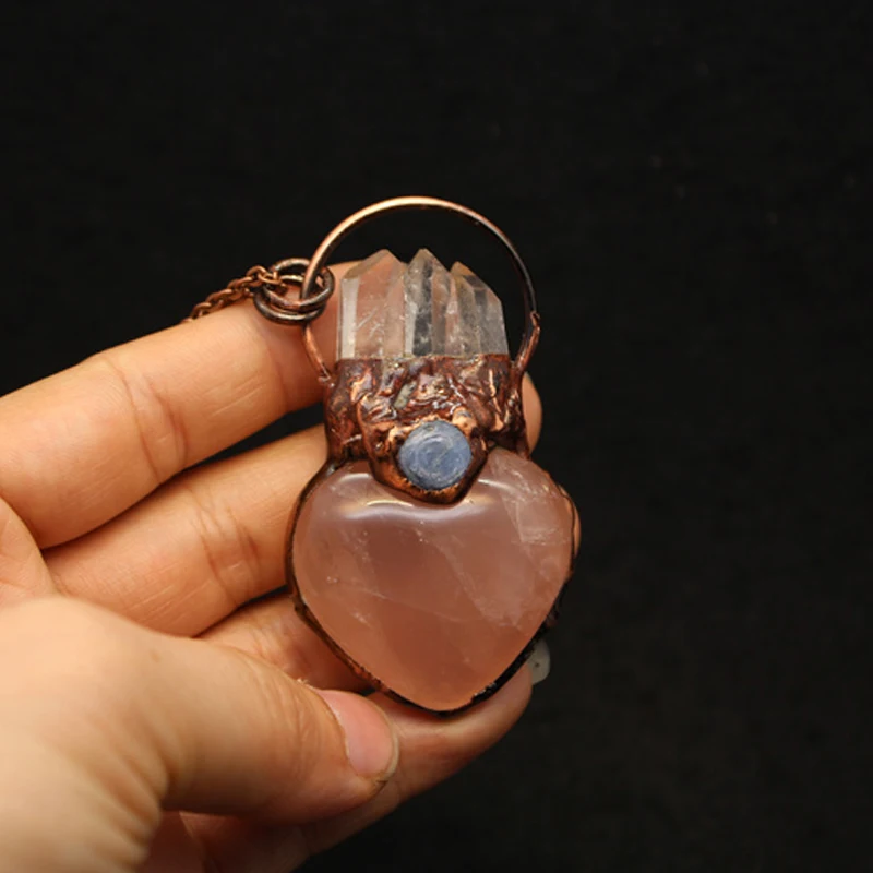 60*30mm Natural Pink Crystal Heart Shaped Necklace Vintage Personality Necklaces Sweater Chain Healing Power Pendulum Amulet 
60*30mm Natural Pink Crystal Heart Shaped Necklace Vintage Personality Necklaces Sweater Chain Healing Power Pendulum Amulet