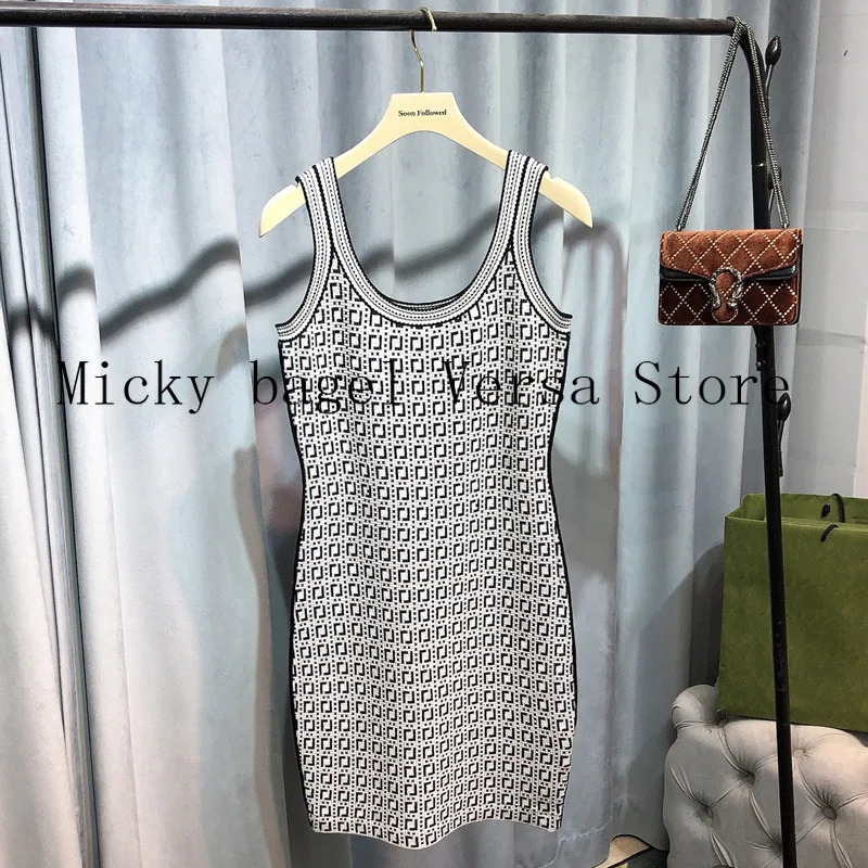 luxury design high quality letter jacquard fashion women's knitting suspender dress temperament sexy U-neck slim ice silk dress
luxury design high quality letter jacquard fashion women's knitting suspender dress temperament sexy U-neck slim ice silk dress