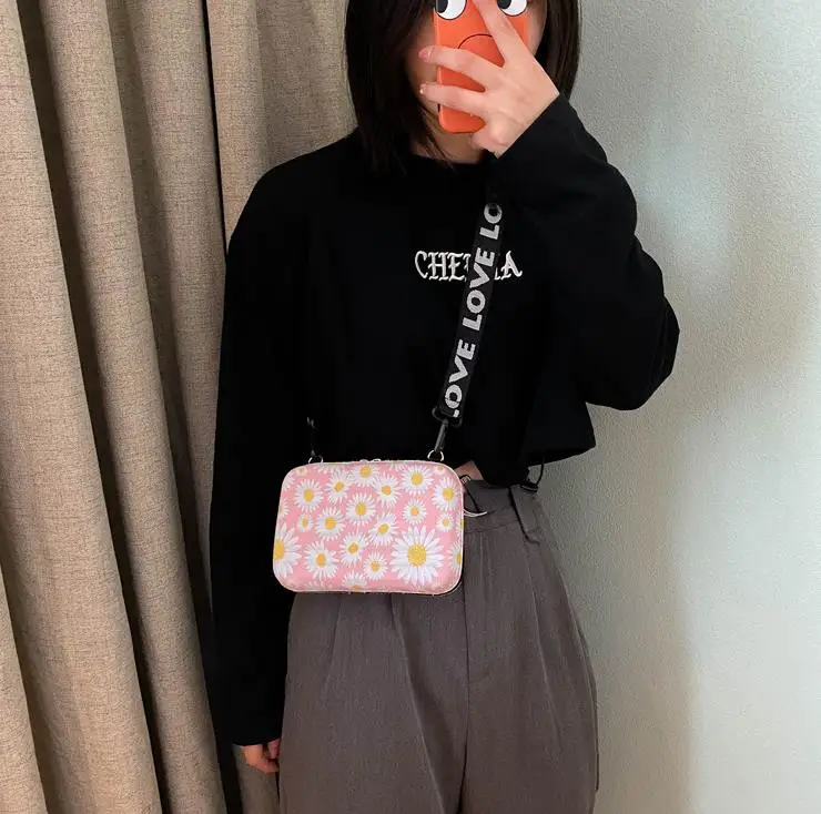 New 2020 Fashion Ladies Cute Mini Hard Suitcase Crossbody Bag Daisy Pattern Hard Shell Cosmetic Case Shoulder Bag
New 2020 Fashion Ladies Cute Mini Hard Suitcase Crossbody Bag Daisy Pattern Hard Shell Cosmetic Case Shoulder Bag