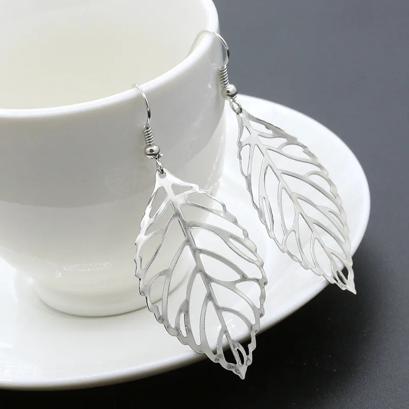 New Hollow Leaf Earrings Trendy Temperament Alloy Earrings Metal Leaf Ear Rings Drop Earrings For Women Fashion Jewelry 2021 
New Hollow Leaf Earrings Trendy Temperament Alloy Earrings Metal Leaf Ear Rings Drop Earrings For Women Fashion Jewelry 2021